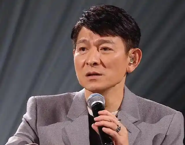 60岁刘德华演唱会难掩老态,嗓子沙哑险失声,结尾演唱直接含泪_网易