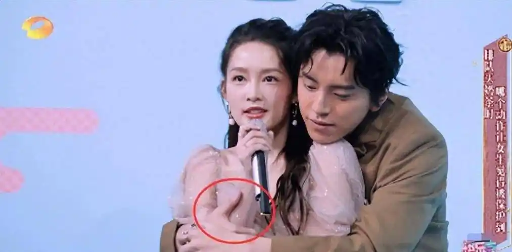 李沁肉眼可见浑身僵硬满脸都写着"救救我"可同样被要求表演的于小彤就