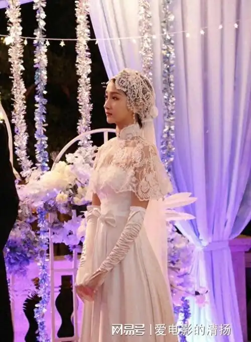 关晓彤晒左双桃民国婚纱照评论区被鹿晗霸屏催促赶紧开花结果