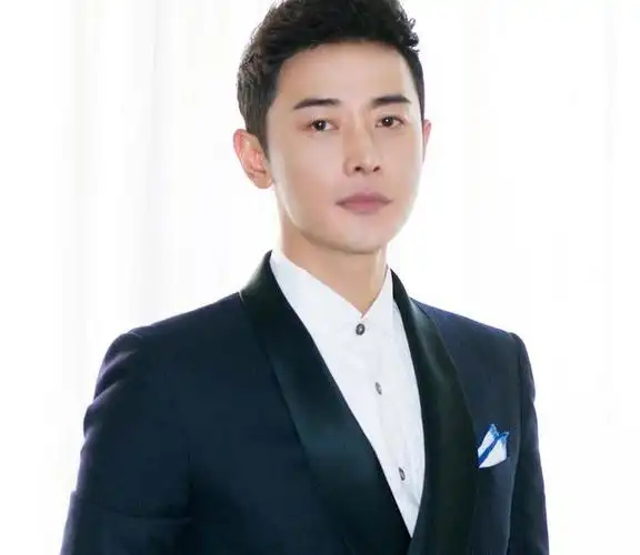 黄晓明,1977年出生于山东省,是一位备受欢迎的中国内地男明星和歌手.