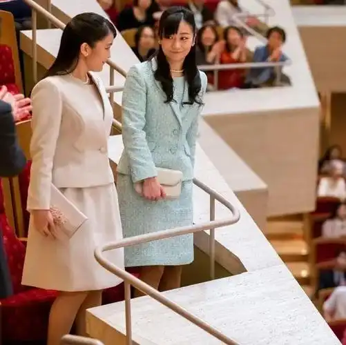 佳子深夜驱车45分钟密会男友,对方与王室关系密切,比小室圭靠谱