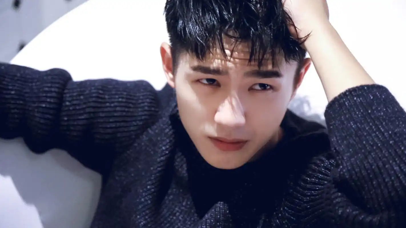 刘昊然帅气养眼居家写真桌面壁纸