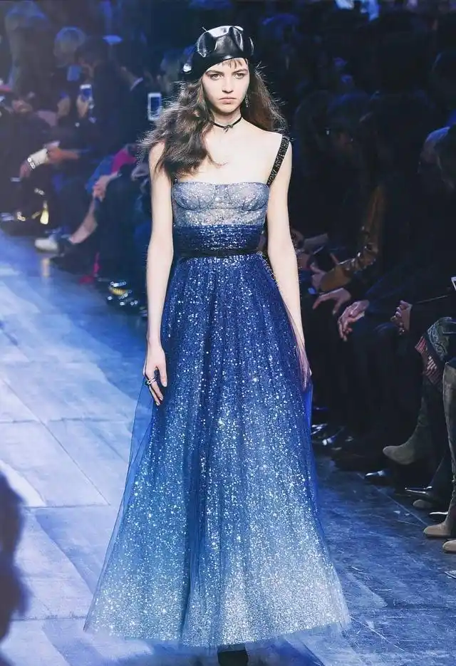 迪奥星空裙,少女成坠入人间的天使,angelababy秀智都比不上她?