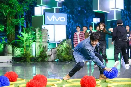 张新成快乐大本营综艺首秀 帅气学神大秀空翻