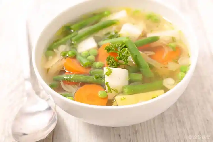 蔬菜汤_白色_汤_碗_木质背景_高清图片_全景视觉