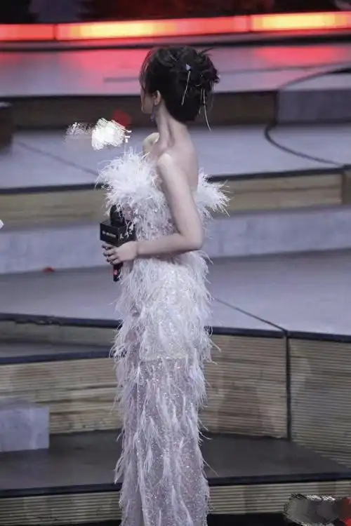 杨紫羽毛长裙造型惊艳亮相长相思收官晚会太美太绝了