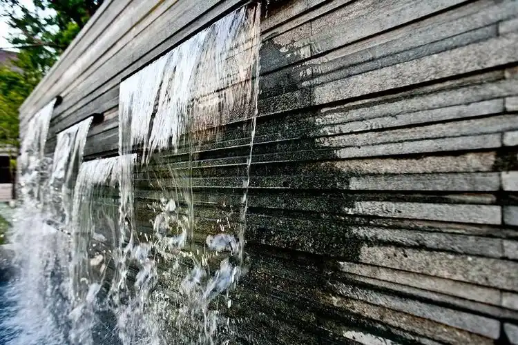 石材交错喷水景墙案例解析