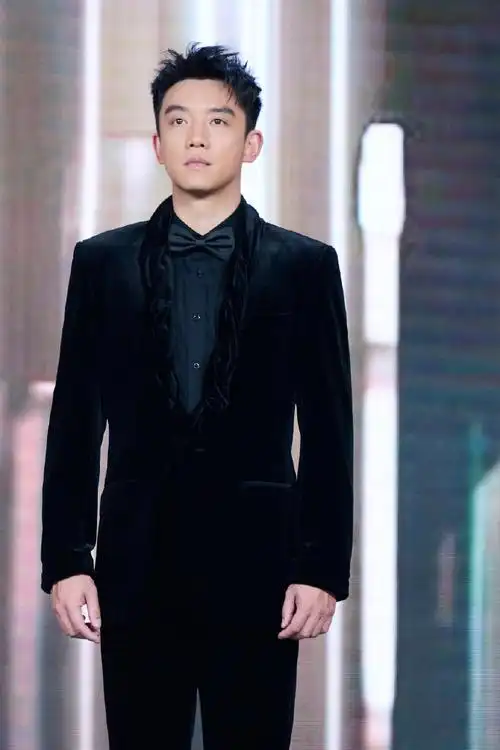 郑恺超话#中国电影华表奖#红毯及颁奖典礼,合唱主题推广曲《光辉》,与