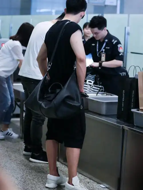 想钻进黄景瑜的包里