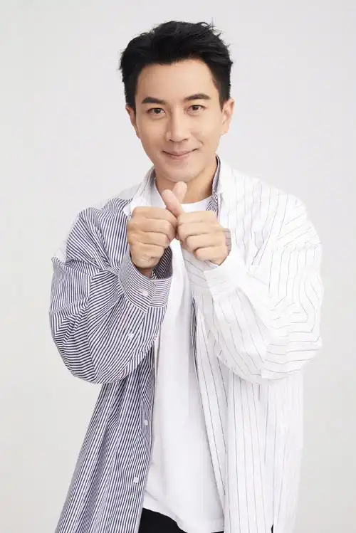 原创刘恺威离婚后首露面,同框老搭档钟嘉欣,网友:时隔19年都不显老