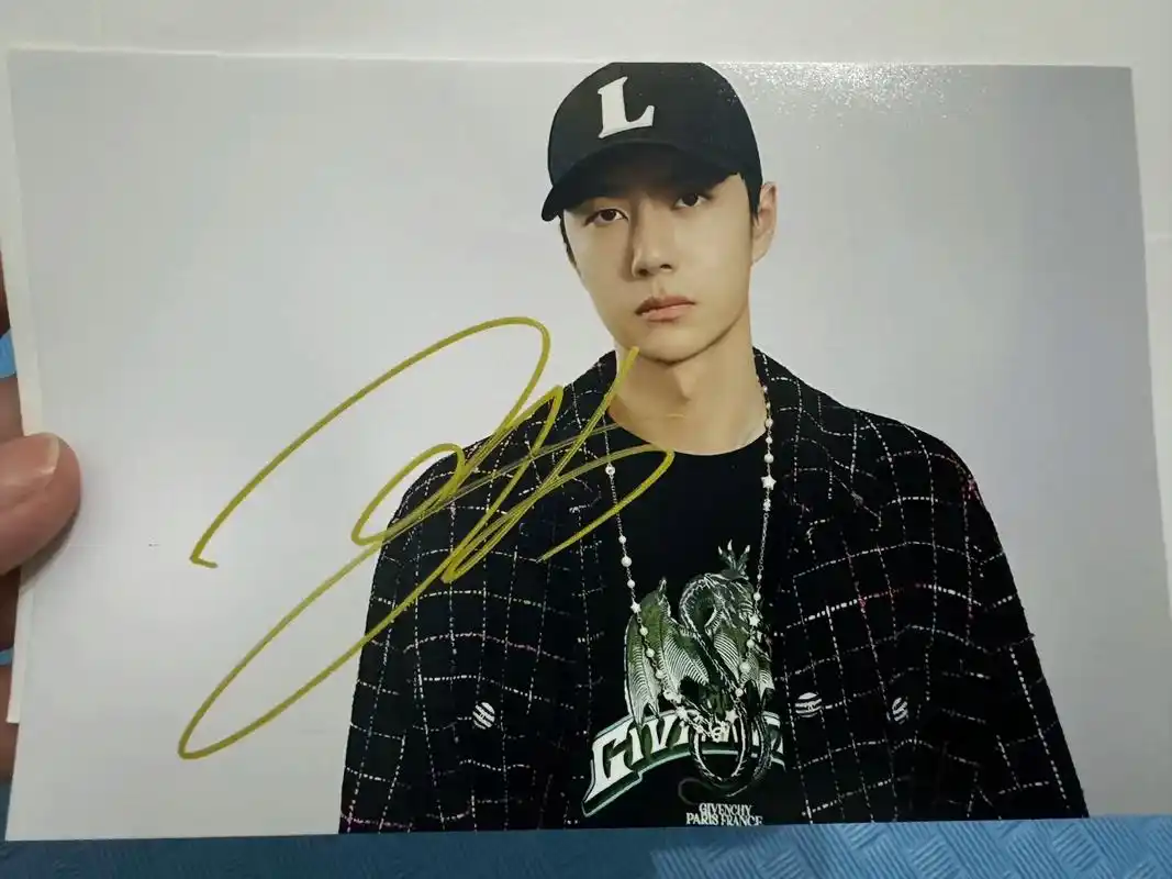 亲笔签名照,我今天有亿点点开心0604#王一博 #酷盖 #博 - 抖音