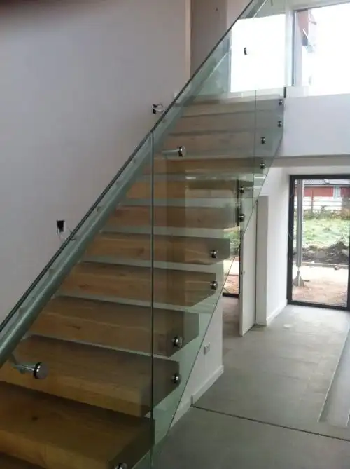 咖色木质简单玻璃护栏楼梯装修效果图