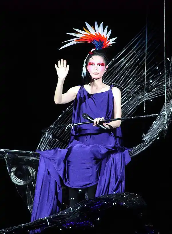 王菲的6套舞台造型,每一套惊艳全场,女神气质彰显.