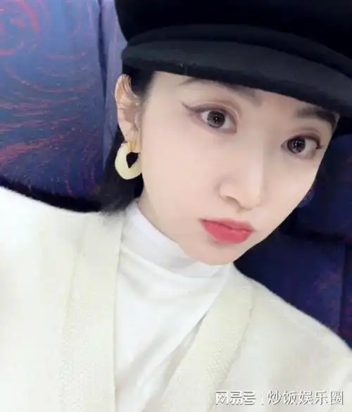 36岁景甜晒飞机自拍照水灵灵大眼睛太可爱肤白貌美依然年轻