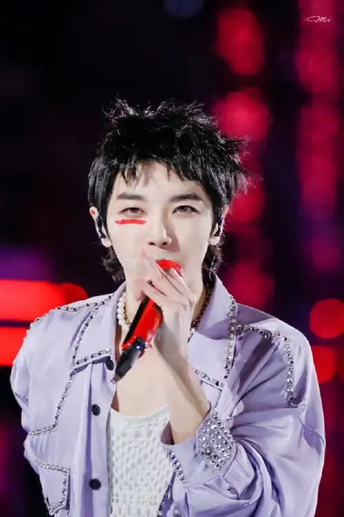 华晨宇在开火星演唱会吧#2021,新年快乐@华晨宇yu#湖南卫视跨年演唱