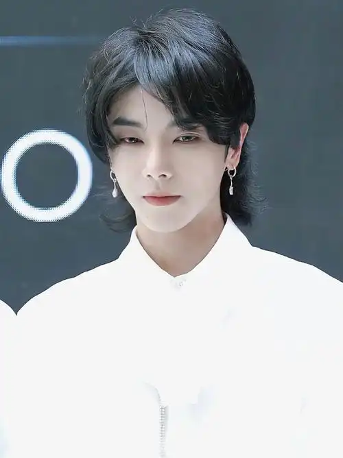 今日份惊喜掉落歌王华晨宇卷毛狼尾头自拍华晨宇照片华晨宇图片