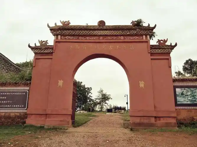 吴城遗址位于樟树市山前乡吴城村,故而得名.