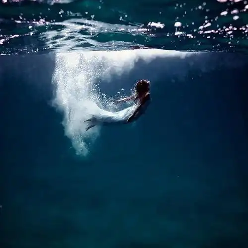 在水里的欧美头像