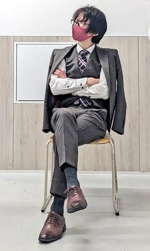 涂图分享##绘画素材##绘画参考#  来点西装坐姿参考~  twi:@ kono