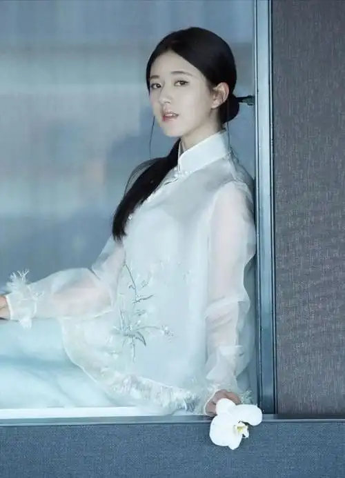圆脸女人有多适合穿旗袍看到赵露思庆幸自己没有减肥