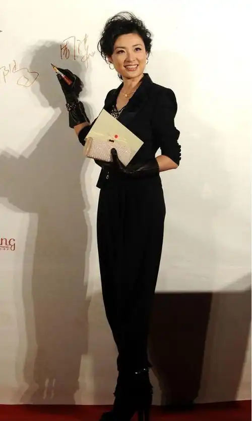 周涛气质韵味十足穿西装戴皮手套配着毛躁发型还是很好看