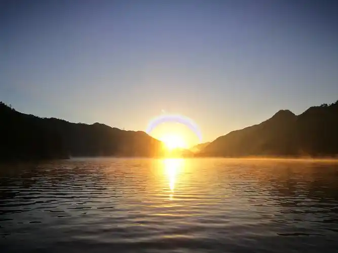 太阳,你给万物带来了生机,佛光给世人带来好运,愿祖国如这雄伟的日出