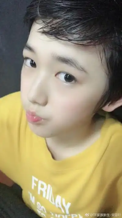 母亲节特辑之宋亚轩 (无痛当妈,亚轩小时候的照片在他微博里都有耶)