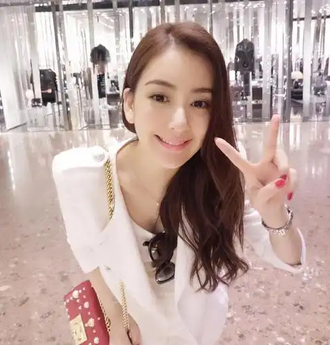 方媛复出亮相某活动, 西装牛仔裤突然像是老了10岁!