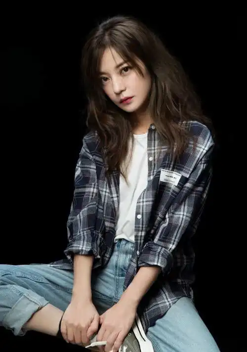 赵薇穿着衬衫配牛仔重回颜值巅峰比当年的小燕子还美