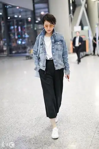 《红海行动》"夏楠"现身机场,台上热血,台下清新,获网友好评