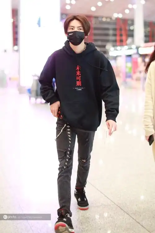 街拍小鬼王琳凯黑色卫衣灰色牛仔裤nike球鞋潮酷帅气