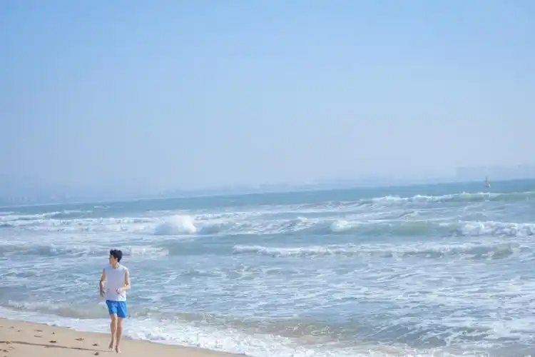 吴磊穿白色t恤 海边灿笑阳光帅气