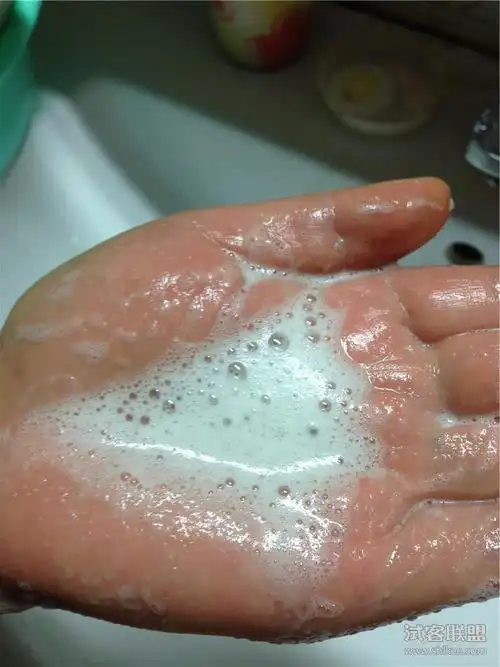 泡沫细腻的牛奶洗面奶