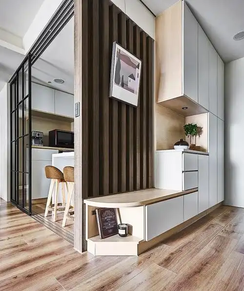 为了解决这个问题,设计师把餐厅和厨房进行了合并,并分隔出独立的玄关