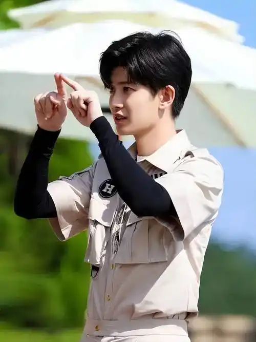 任嘉伦:从运动员到明星,爆红时公布恋情,如今一家三口幸福美满_聂欢