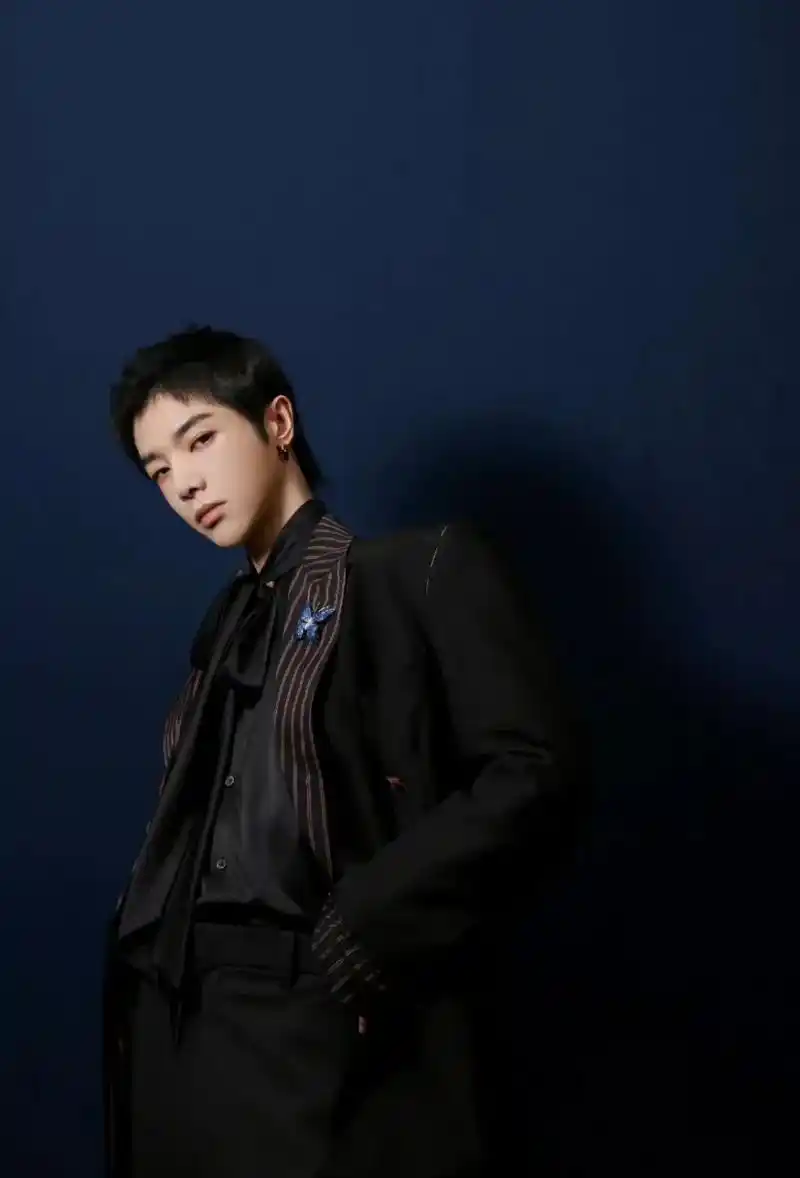 华晨宇工作室出的造型图释出,干净利落的短发,发自内心的微笑,再加上