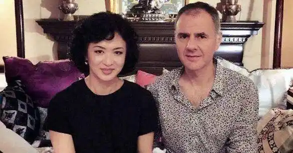 原创被主持人问是男是女金星用四个字回答赢得全场掌声