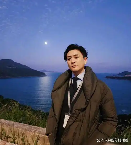 当黄宗泽在社交媒体上晒出他中学时代的照片时,我仿佛能够穿越时空