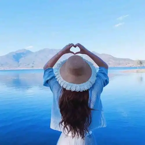 爱心敬山水_戴帽子女生头像图片_扣扣居