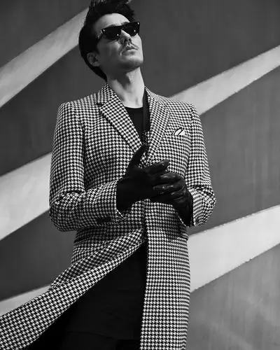 胡兵第十次伦敦时装周首秀开启20年代时尚征程