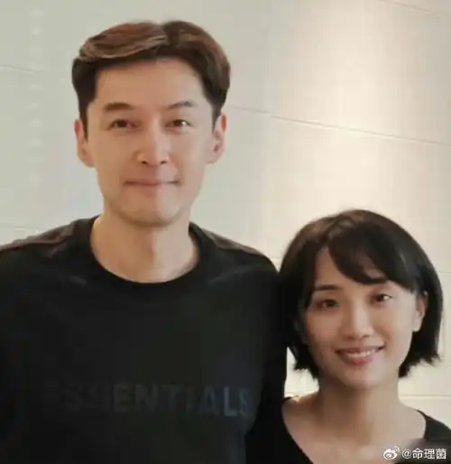 胡歌和老婆同框照