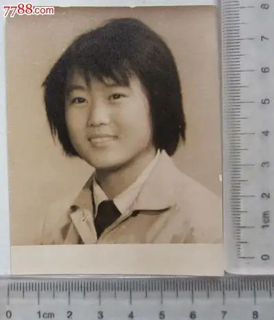 短发女子微笑留影老照片