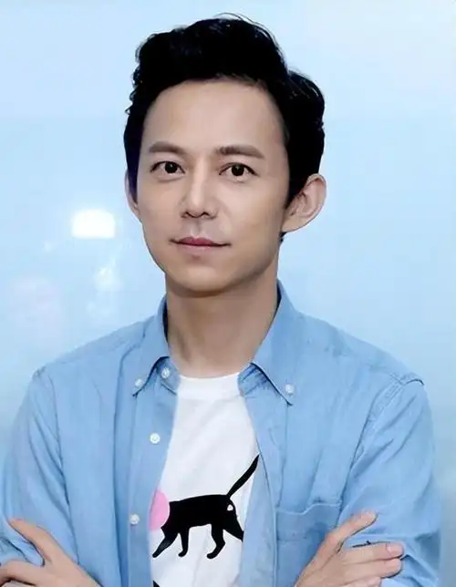 49岁何炅爆改花美男长发狼尾灰美瞳撞脸多位男星网友乐坏了