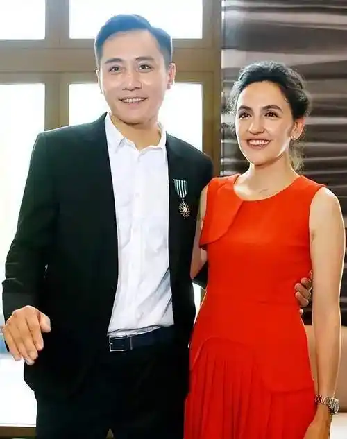 当时在一场聚会中,刘烨跟安娜相识,并对她一见钟情.