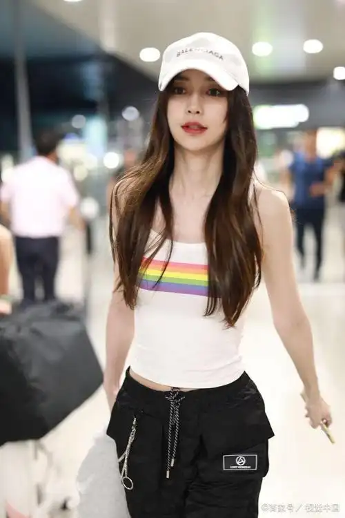 angelababy婚后变得会搭了,穿159紧身吊带衫走机场,少女感十足
