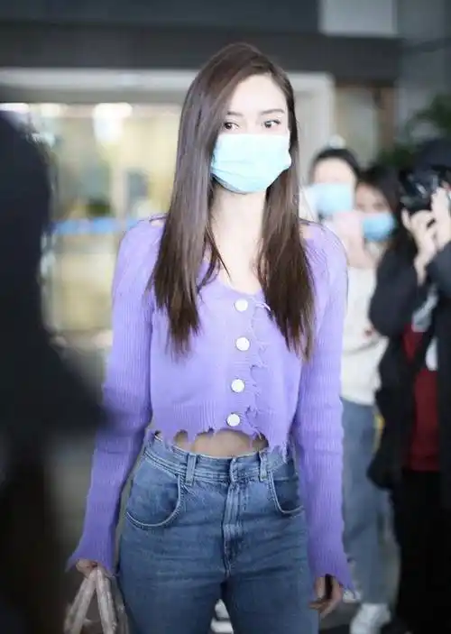 搭配的是一条阔腿牛仔裤和小白鞋,露出性感小蛮腰,不得不说angelababy