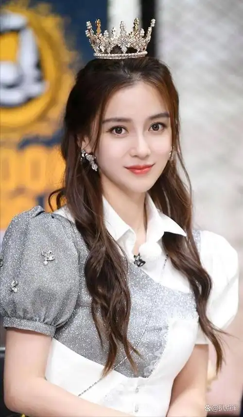 经过了几番猜测,终于揭开神秘面纱:原来是黄晓明的前妻杨颖