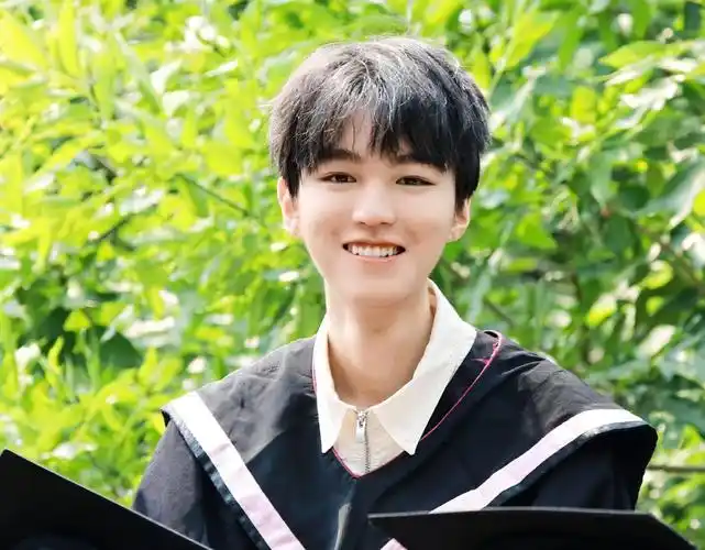 王俊凯拍毕业照,全班颜值都达到出道水平,最左边女生撞脸赵丽颖