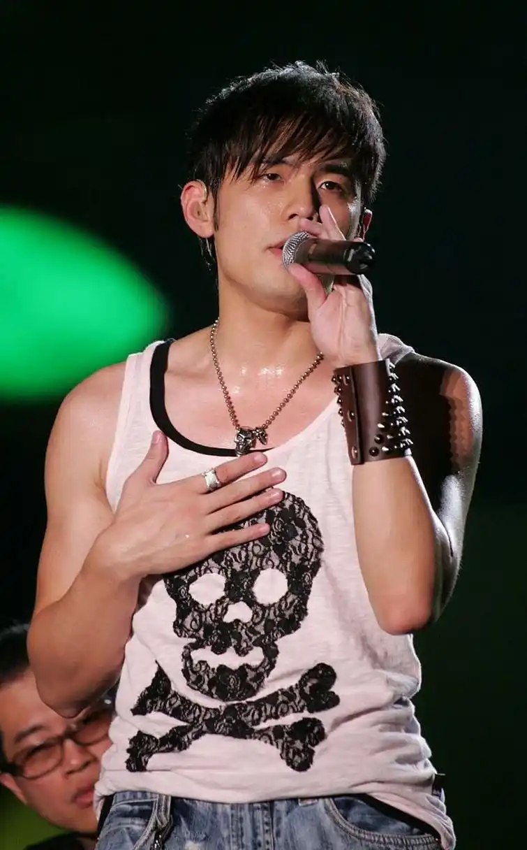 最近,在厦门的周游记录制现场,一位粉丝递给周杰伦一张2005年的演唱会