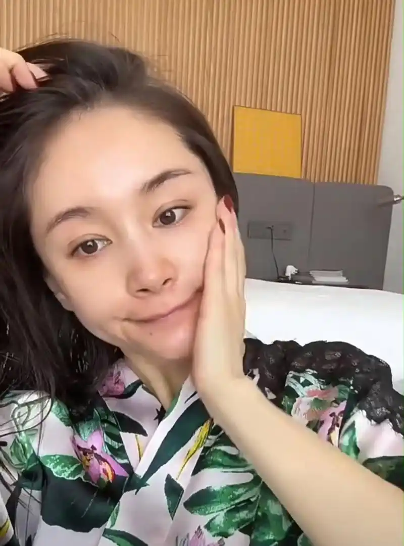 王子文坦然晒素颜,卸了妆肤色不算白皙,她本人就是普通的黄皮肤.